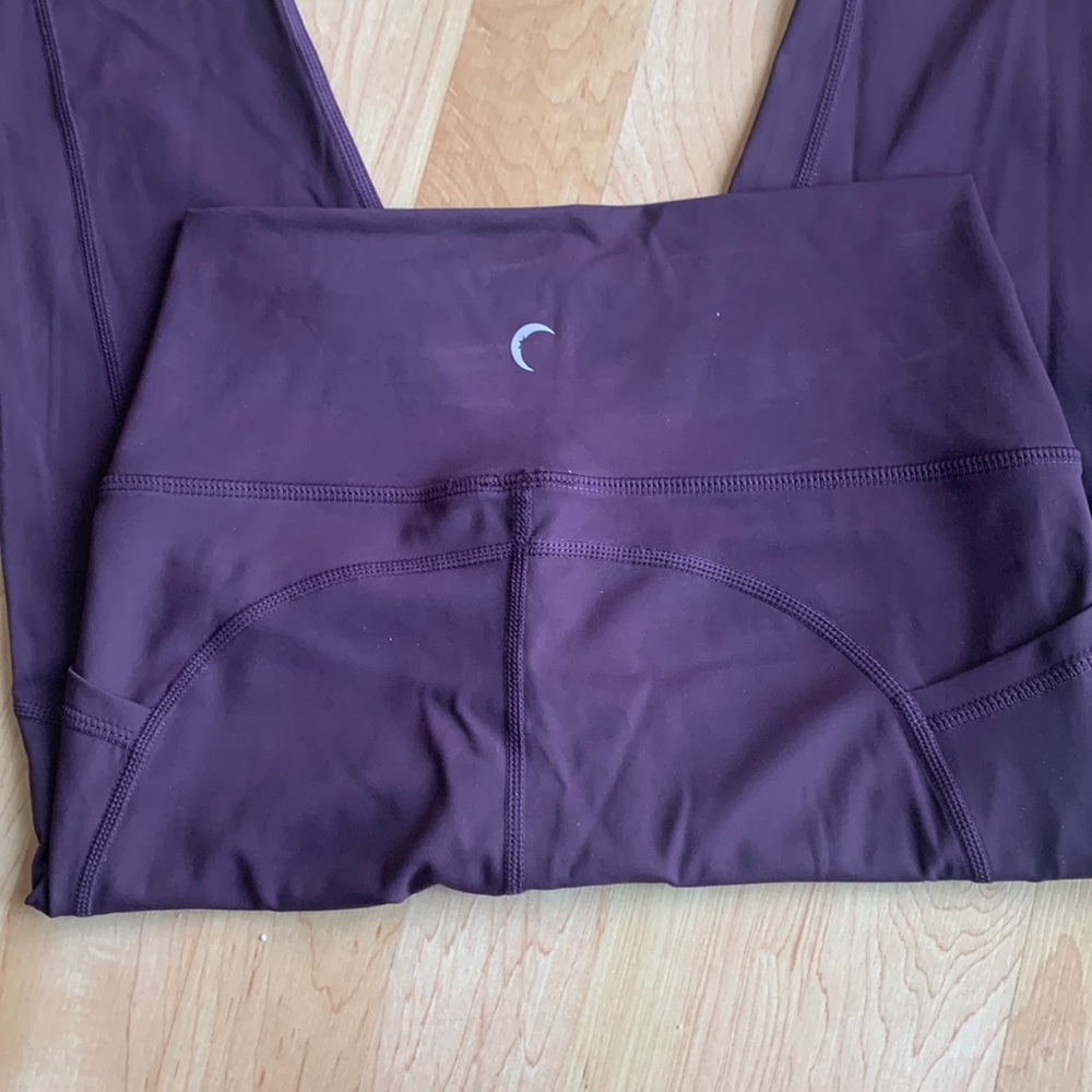Zyia light n tight plum crop leggings. Size 4